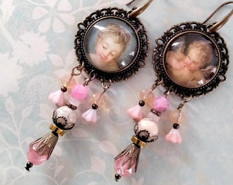 Boucles d'oreille baroques " Chérubin"  Vénus et l'amour, 18ème siècle,métal bronze, verre de Bohême  rose ,Howlite  et Agate roses