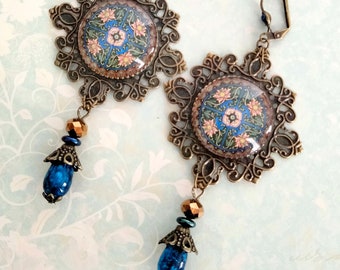 Boucles d'oreille victoriennes "Porcelaine"  plat Qing en porcelaine bleue ,cristal mordoré , verre bleu marbré ,métal bronze estampé