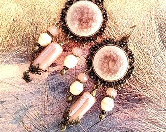 Boucles d'oreille bohème "Sables" cabochon céramique artisanale ,perles céramique irisée beige nude, verre de Bohême ivoire, métal bronze