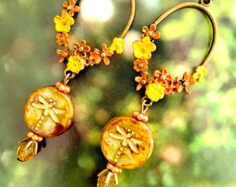 Boucles d'oreille bohèmes "Eau dormante" , estampe fleurie patinée ambre jaune, verre de Bohême jaune marbré, métal bronze , libellule