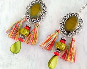 Boucles d'oreille ethniques" Goyave" , Nacre naturelle verte, verre de Bohême vert olive et rouge , pompons coton ,métal argenté