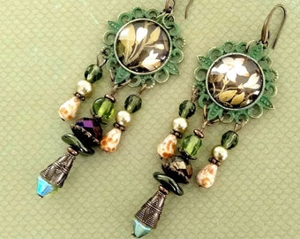 Boucles d'oreille Renaissance "Jasmin" , marqueterie de pierres gemmes 16ème siècle ,verre de Bohême beige et vert  , bronze patiné vert