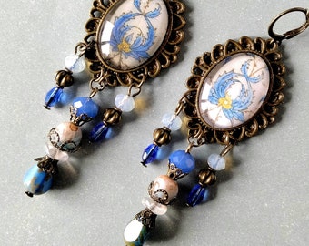 Boucles d'oreille bohèmes "Rinceaux" feuilles bleues céramique 18ème siècle , verre de Bohême bleu saphir, verre opaline ,métal bronze