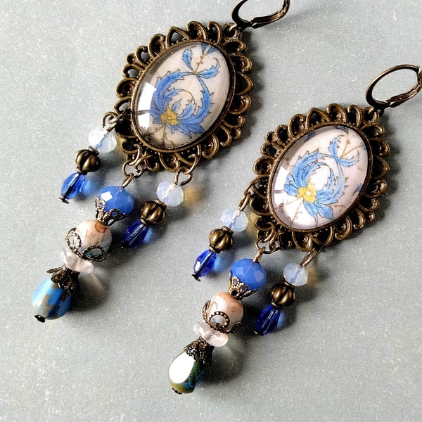 Boucles d'oreille bohèmes "Rinceaux" feuilles bleues céramique 18ème siècle , verre de Bohême bleu saphir, verre opaline ,métal bronze