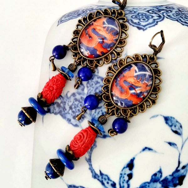 Boucles d'oreille ethniques "Meiping", vase cobalt ,dragons rouge , 18ème siècle , Howlite bleue, perle cinabre rouge, métal bronze