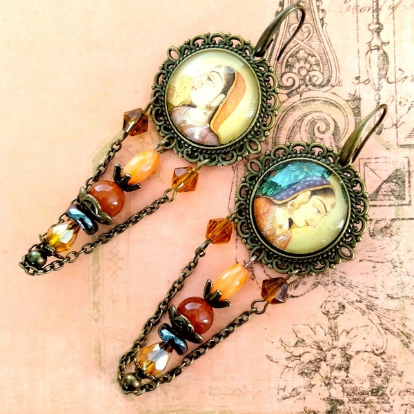 Boucles d'oreille Inde "Radha", miniature Hindoue Rajasthan 18ème , verre de Bohême topaze et noir ,Cornaline , Nacre orange , métal bronze