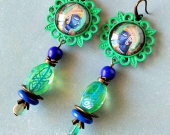 Boucles d'oreille ethniques "Krishna"  Tissu peint religieux Rajasthan XIXème siècle , Howlite bleu ,verre de Bohême vert, métal bronze