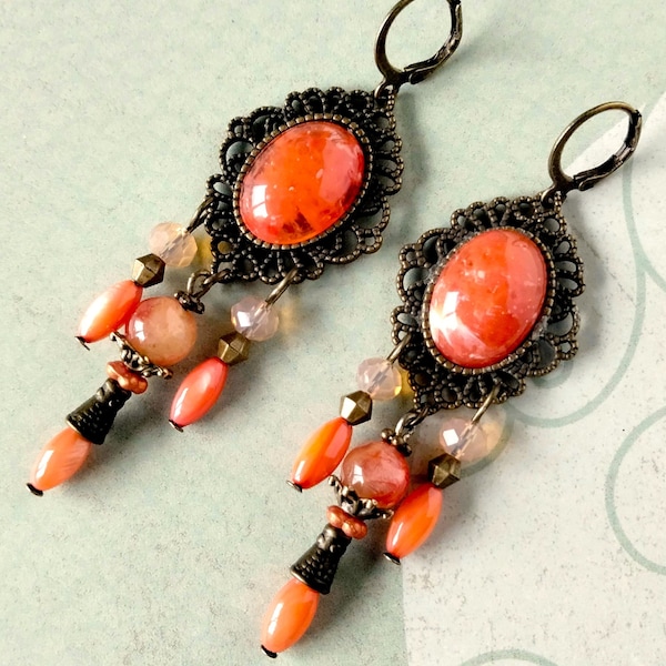 Boucles d'oreille bohèmes "Grenade" , cabochon artisanal rouge orangé , métal bronze , Nacre orange ,Agate marbrée rouge, cristal saumon