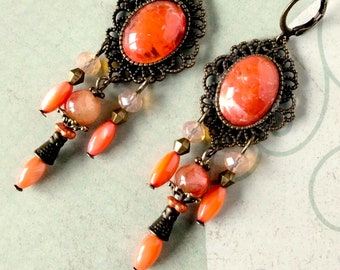 Boucles d'oreille bohèmes "Grenade" , cabochon artisanal rouge orangé , métal bronze , Nacre orange ,Agate marbrée rouge, cristal saumon