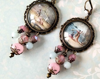 Boucles d'oreille baroques " Flâneries" gouaches promeneurs 18ème ,métal bronze , Amazonite ciel ,  verre de Bohême rose ancien