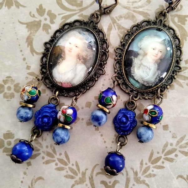 Boucles d'oreille baroques " Miniatures": portraits marquises 18ème siècle ,métal bronze, émail cloisonné bleu , Howlite cobalt, Sodalite .