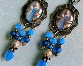 Boucles d'oreille Moyen Age "Livre d'Heures" Vierge bleue Enluminure 15ème siècle , verre de Bohême bleu saphir et bronze , métal bronze