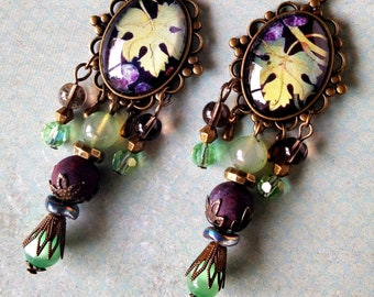 Boucles d'oreille bohèmes "Raisins" , feuille de vigne marqueterie pietra dura 16ème , Jade vert ,Jaspe breschia ,cristal vert, bronze