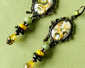 Boucles d'oreille baroques "Palmes" , décor feuillage céramique 17ème siècle ,Jade vert , Howlite , verre de Bohême jaune ,métal  bronze