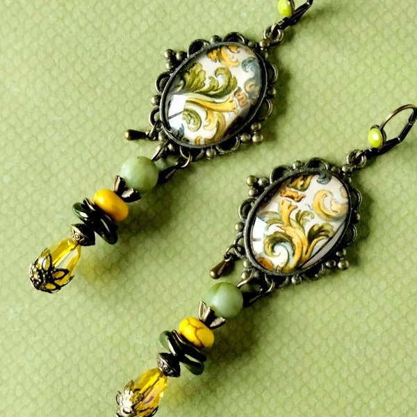 Boucles d'oreille baroques "Palmes" , décor feuillage céramique 17ème siècle ,Jade vert , Howlite , verre de Bohême jaune ,métal  bronze