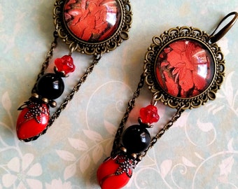 Boucles d'oreille bohèmes "Blossom" , fleurs laque rouge 18ème Qing , verre de Bohême rouge et noir ,métal bronze, chaînette