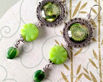 Boucles bohèmes "Green" fleur lotus en ivoire teinté , 18ème siècle Qing , verre de Bohême vert pastel , métal argenté , verre indien olive