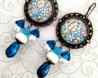 Boucles d'oreille ethniques "Baroda", broderie de perles Inde 19ème siècle , verre de Bohême bleu indigo et blanc , métal bronze