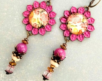 Boucles baroques " Fuschia", cabochon broderie liturgique 17 ème ,métal bronze , verre de Bohême rose  , jade rose indien ,patine fuschia