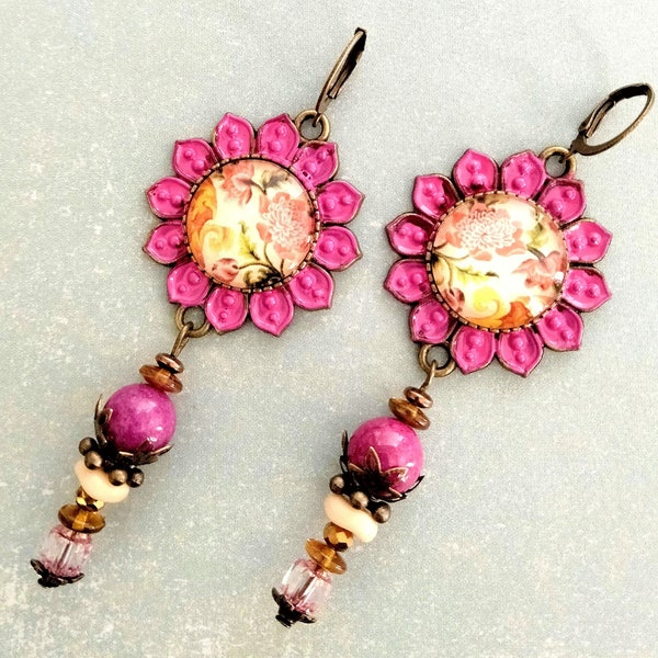 Boucles baroques " Fuschia", cabochon broderie liturgique 17 ème ,métal bronze , verre de Bohême rose  , jade rose indien ,patine fuschia