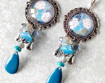 Boucles d'oreille Art Nouveau"Hortensias", mosaïque catalane début XXème , Modernisme , verre de Bohême bleu , opaline , métal argenté