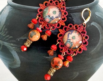 Boucles d'oreille ethniques"Lhassa", peinture tibétaine 18ème siècle, Jade orangé bicolore , verre de Bohême rouge, métal patiné cinabre