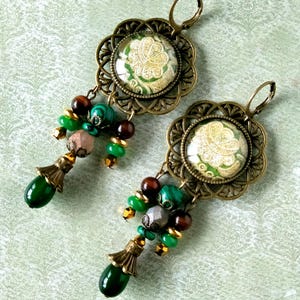 Orecchini etnici "Rosa d'oro" costume cerimoniale Tunisia fine XIX secolo, malachite, occhio di tigre, vetro di Boemia nero e verde.