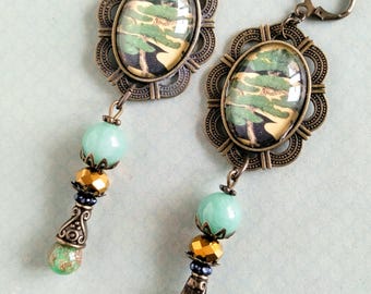 Oorbellen in Japanse "Kano"-stijl. Vouwscherm met boommotief op gouden bladeren, eind 16e eeuw, Murano-glas, natuursteen, brons.