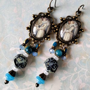 Orecchini barocchi "Cortège" Processione femminile Paesi Bassi XVII secolo, vetro di Boemia blu e nero, apatite blu, metallo bronzo
