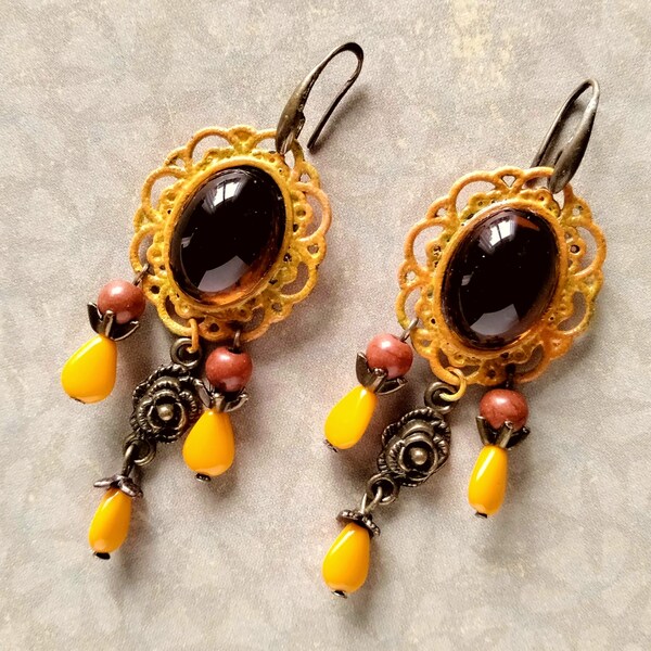 Boucles d'oreille bohèmes "Soleil" , cabochon verre Bohême ambré, Pierre de soleil ,métal bronze patiné , verre de Bohême orange,