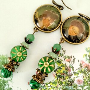 Orecchini vittoriani "Studenti" dipinto di giovani ragazze dei primi del XX secolo, vetro di Boemia verde smeraldo, avventurina, malachite, metallo bronzo