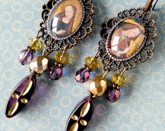 Boucles d'oreille Moyen Age "Annonciation" Vierge flamande Cologne 15ème siècle , verre de Bohême bleu violet et doré, métal bronze