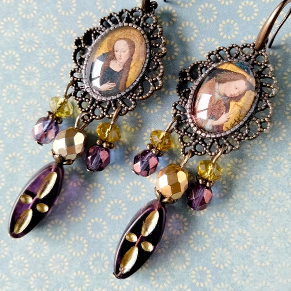 Boucles d'oreille Moyen Age "Annonciation" Vierge flamande Cologne 15ème siècle , verre de Bohême bleu violet et doré, métal bronze