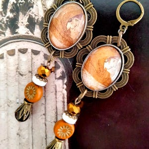 Boucles d'oreille Néo classiques"Naples" Fresque grecque Pouilles 350 avJC , Oeil de Tigre , métal bronze, verre de Bohême , Howlite .