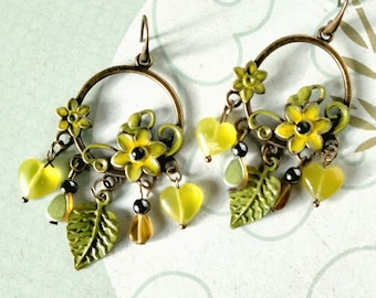 Boucles d'oreille bohèmes "Coeurs de Jade" , estampe bronze patinée vert et jaune , Jade  jaune , verre indien irisé jaune ,Hématite