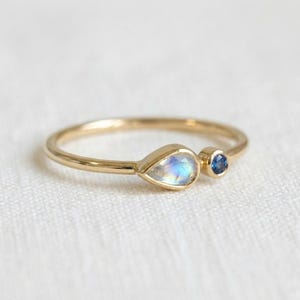 Pode incluir: Um conjunto de tr&ecirc;s canecas de cer&acirc;mica com acabamento fosco e salpicado. As canecas s&atilde;o em tons de creme, cinza claro e cinza escuro. Cada caneca tem um design simples e minimalista e uma al&ccedil;a arredondada.