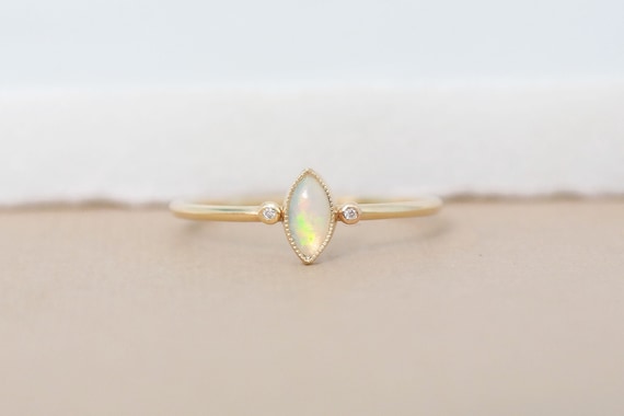 Gold Opal Ring, Feueropal Verlobungsring, weiße Opal Ring, Oktober Birthstone Ring, 9ct zierliche Gold Ring, Opal Edelstein Ring Gold Opal Ring, Feueropal Verlobungsring, weiße Opal Ring, Oktober Birthstone Ring, 9ct zierliche Gold Ring, Opal Edelstein Ring
