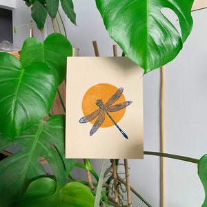 Linogravure libellule au soleil