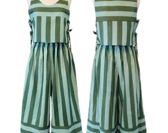 Peut inclure: Un ensemble deux pièces composé d'un haut court sans manches et d'un pantalon culotte large, tous deux ornés de rayures verticales alternant vert forêt foncé et vert menthe clair, avec des bandes horizontales à l'ourlet du pantalon.