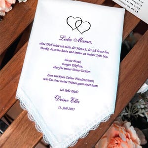 Peut inclure: Mouchoir blanc avec une bordure en dentelle délicate, avec un message imprimé et deux cœurs entrelacés. Le texte est en encre violette et comprend une date. Un cadeau attentionné pour un mariage ou une occasion spéciale.