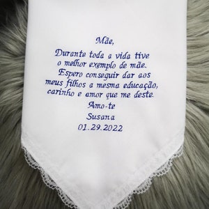 Może przedstawiać: Biała chusteczka z haftem w kolorze niebieskim, na którym widnieje tekst "Mãe, Durante toda a vida tive o melhor exemplo de mãe. Espero conseguir dar aos meus filhos a mesma educação, carinho e amor que me deste Amo-te Susana 01.29.2022"