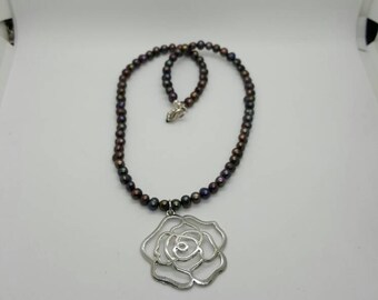 Rose and pearl necklace (NK002)