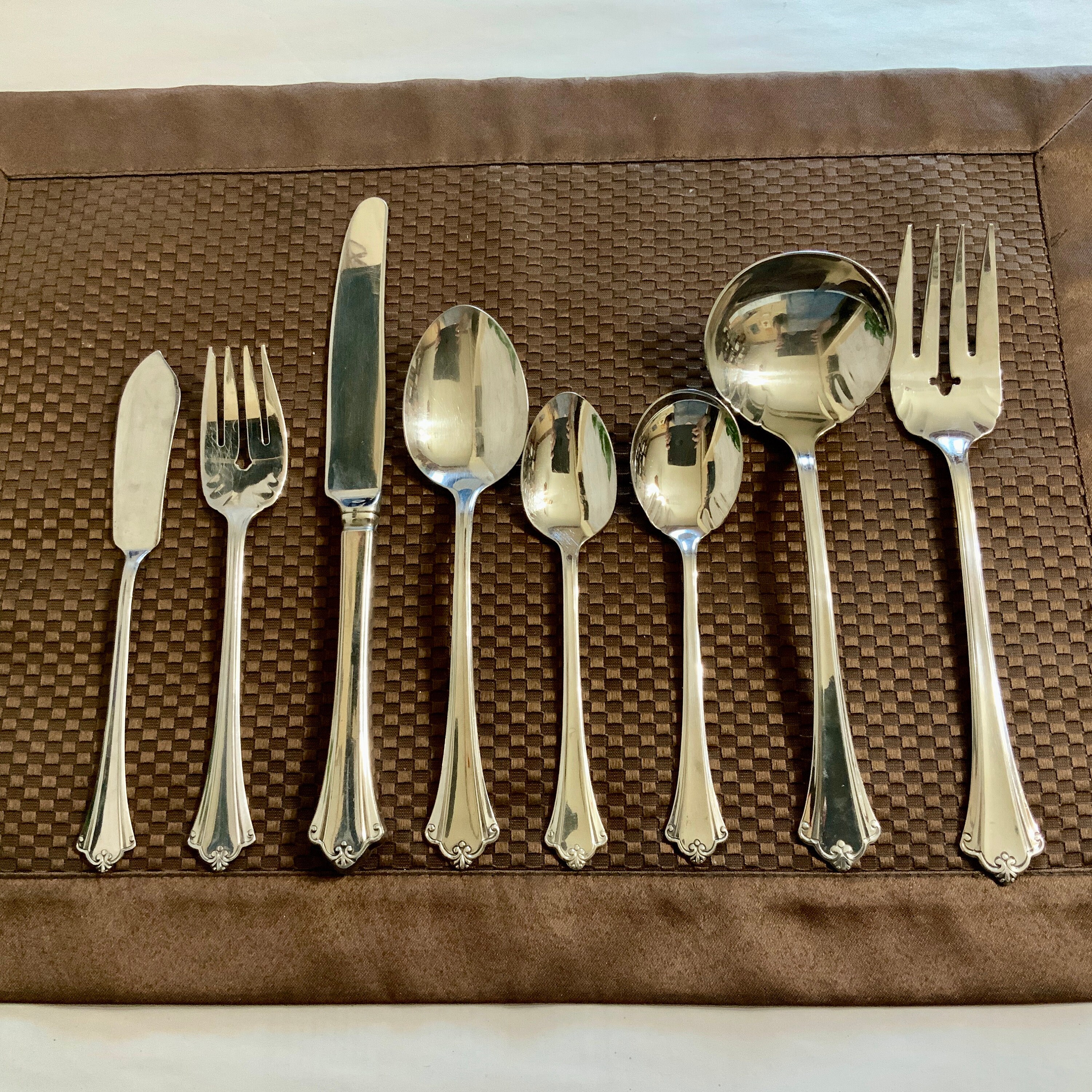Vintage Set Of 9 Meriden Cutlery Co Beige Handle Dinner Knives USA