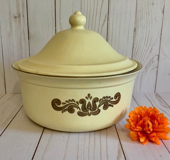 number 6-315 Pfaltzgraff Village 2-quart covered casserole dish