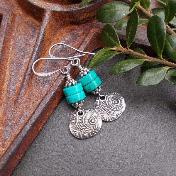 Pendientes de turquesa estilo suroeste, colgantes de plata rústica.