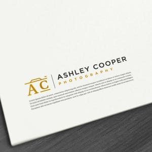 Puede incluir: Un dise&ntilde;o de logotipo para Ashley Cooper Photography. El logotipo presenta las iniciales "AC" en color dorado, con un icono de c&aacute;mara encima. El nombre "ASHLEY COOPER" est&aacute; en negro y "PHOTOGRAPHY" en dorado.