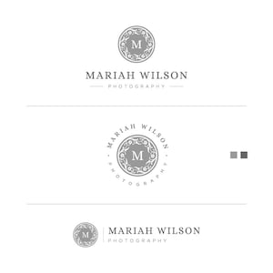 Może przedstawiać: Szare logo z kwiatowym wzorem i tekstem "MARIAH WILSON PHOTOGRAPHY" w kroju pisma szeryfowego.