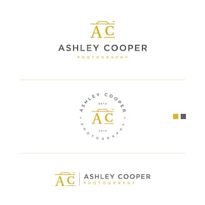 Puede incluir: Un dise&ntilde;o de logotipo para Ashley Cooper Photography. El dise&ntilde;o presenta las iniciales "AC" dentro de un icono de c&aacute;mara, con el nombre completo y "Photography" debajo. El logotipo es en oro y gris sobre un fondo blanco.