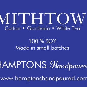 Puede incluir: Un fondo azul con texto blanco que dice "SMITHTOWN Cotton Gardenia White Tea 100% SOY Made in small batches HAMPTONS Handpoured www.hamptonshandpoured.com"