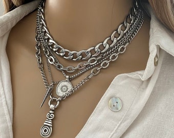 Collana a strati con ciondoli in stile bohémien in acciaio inossidabile - Collana a maglie barbazzale e pendenti antichi in zama